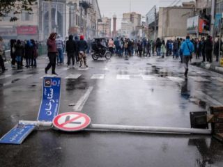 پاسکاری حکومتی‌ها در مورد قیمت بنزین؛ کاربران: تومارشان را می‌پیچد