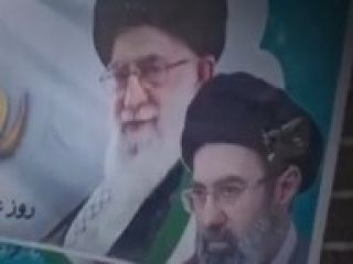 نصب پوستری با عکس مجتبی خامنه‌ای در کنار پدرش در مشهد به مناسبت روز دانشجو