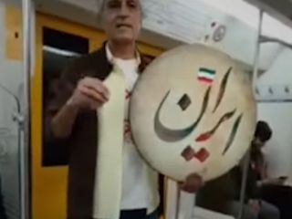 اعتراض هنرمند دف‌نواز در مترو به حیف و میل پولهای مردم ایران برای بشار اسد