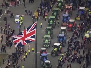 کشاورزان ناراضی بریتانیایی با تراکتورهایشان به خیابان‌های لندن آمدند