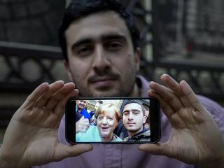 پناهنده‌ سوری که با آنگلا مرکل عکس سلفی گرفته بود: می‌خواهم در آلمان بمانم نمی‌خواهم بازگردم