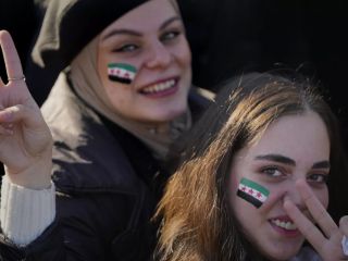 «زن، زندگی،‌ آزادی» در تظاهرات زنان سوریه؛ «حقوق ما باید در قانون اساسی جدید گنجانده شود»