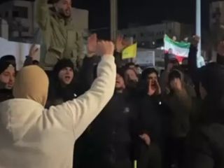 اعتراض هواداران حزب‌الله لبنان به توقیف هواپیمای ماهان‌ با حضور سفیر ایران