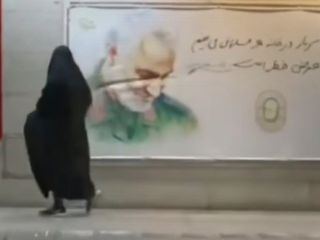 ویدئویی از پاره کردن بنر قاسم سلیمانی توسط یک شهروند با پوشش چادر