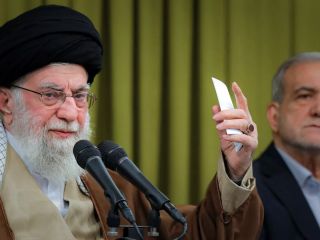 علی خامنه‌ای:  چشمان خود را باز کنیم و به تعبیر قرآن، به دنبال دوستی پنهانی با آمریکا نباشیم