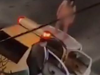 یکبار دیگر در ایران ؛ برهنه شدن یک زن بر بالای خودروی پلیس