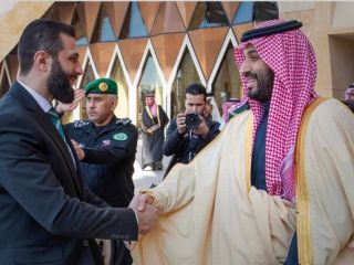 ویدیوی استقبال محمدبن سلمان، ولیعهد عربستان از احمد الشرع رئیس جمهور موقت سوریه