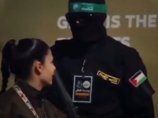 کلیپی که بسیار پربازدید شد: دختر گروگان اسرائیلی هنگام آزادی به عضو حماس چه گفت؟