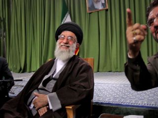 حداد عادل، مشاور خامنه‌ای: دلار ۱۰۰ هزار تومان هم بشود تقصیر ما نیست