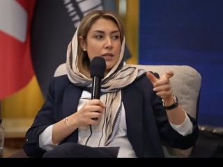 سخنرانی خانم هموطن که الزاما باید فارسی میبود ولی شد محل نمایش مهارت زبان میهمان برنامه