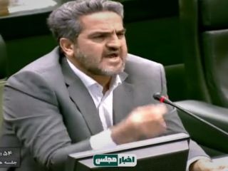 نماینده مجلس: بانک مرکزی مغازه طلافروشی زده است/ باید منتظر باشیم تا چند روز دیگر النگو هم بفروشد