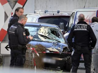 حمله با خودرو به جمعیتی در شهر مانهایم آلمان چندین کشته و زخمی برجا گذاشت