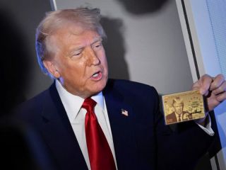 رونمایی دونالد ترامپ از کارت طلایی ۵ میلیون دلاری ؛ آیا اقامت آمریکا حالا فقط با پول ممکن است؟