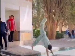 هنرنمایی یک دختر بدون حجاب اجباری در باغ فین کاشان