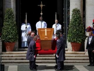 پاپ فرانسیس در رم به خاک سپرده شد