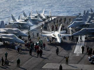 نبرد ایالات متحده با حوثی‌ها؛ جنگنده ۶۷ میلیون دلاری آمریکا از روی ناو هواپیمابر به داخل آب افتاد