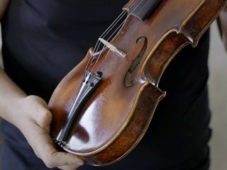 «ویولن امید»: یادداشت مخفی در ساز ساخته‌شده در اردوگاه مرگ آلمان نازی پس از ۸۰ سال کشف شد