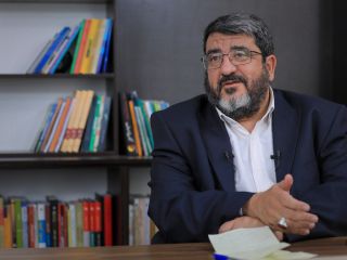 فواد ایزدی در صدا و سیما: از این به بعد باید بیشتر پرچم آمریکا رو بسوزونیم!