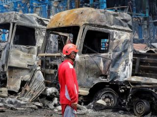 تجمع خانواده‌های مفقودین در ورودی اسکله رجایی بندرعباس/ تاکنون تنها ۳۶ جسد شناسایی شده‌اند