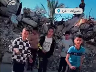 رقص چندین کودک در میان ویرانه‌های غزه برای فراموش‌کردن بمباران