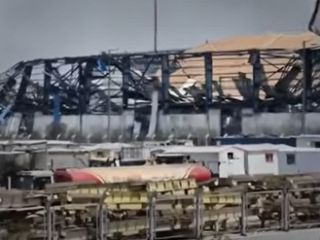 شیشه های پنجره در اثر شدت انفجار همانند خنجر به دیوار فرو رفته اند