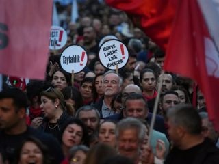 ترک‌تباران قبرس در اعتراض به اسلامی‌سازی نظام آموزش راهپیمایی کردند