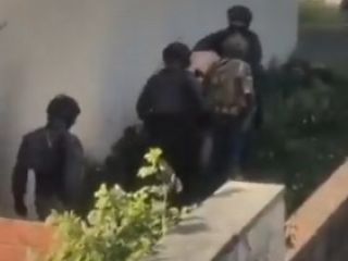 لحظه بازداشت یکی از هفت شهروند ایرانی دستگیرشده در بریتانیا