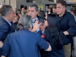 (ویدیو) رئیس اپوزیسیون ترکیه هدف سیلی فردی ناشناس قرار گرفت