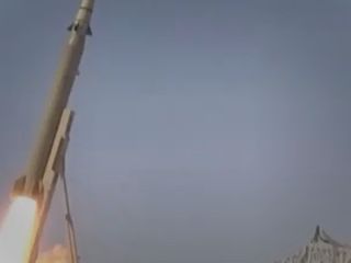 رونمایی ایران از جدیدترین موشک خود؛ تهران: اگر به ما حمله شود به پایگاه‌های آمریکا حمله می‌کنیم