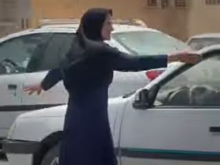 بانوی سیرجانی در قطعی برق مسئولیت حل ترافیک چهار راه شهرشان را برعهده گرفت