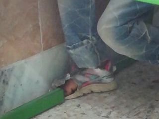 عکس روز: تصویر دردناکی که معلمی در خراسان جنوبی از کفش دانش‌آموز خود گرفته