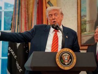 ترامپ: راه میانه‌ای وجود ندارد، سانتریفیوژهای ایران را با «ملایمت» یا «خشونت» نابود می‌کنیم