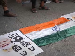 پاکستانی‌ها پرچم هند و تصویر «نارندرا مودی» نخست وزیر هند را به آتش کشیدند