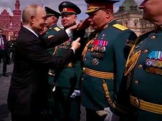 دستپاچه شدن یک افسر هنگام سلام نظامی به ولادیمیر پوتین