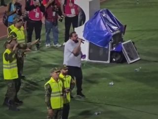 استقبال از مداح حکومتی با پرتاب سنگ و بطری آب در بازی ورزشگاه تبریز