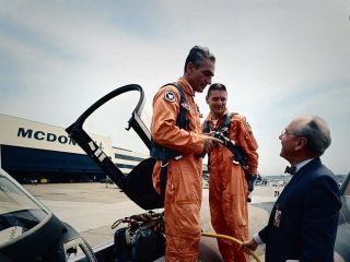 عکسی از محمدرضا پهلوی در حال تست جنگنده فانتوم F-۴