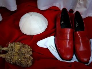 چرا پاپ‌ها کفش قرمز می‌پوشند و آیا حقوق هم می‌گیرند؟