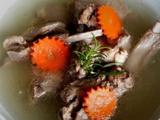 آبگوشت استخوان؛ سوپرفودی محبوب سلبریتی‌ها: علم درباره آن چه می‌گوید؟