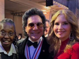 (تصاویر) اندی و همسرش در مراسم مدال جزیره الیس