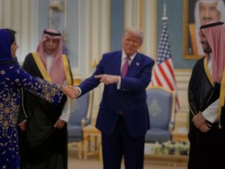 دست‌دادن دیپلمات‌های زن عربستان با ترامپ زیر دوربین رسانه‌ها