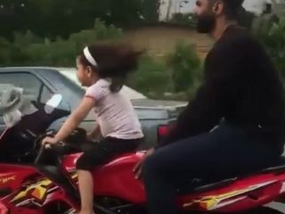 چه باید گفت به پدری که اینچنین دختر ۴ ساله‌اش را در معرض خطر قرار میدهد؟