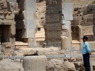 تلاش نافرجام قاچاقچیان برای سرقت یک کتیبه تاریخی در تخت جمشید