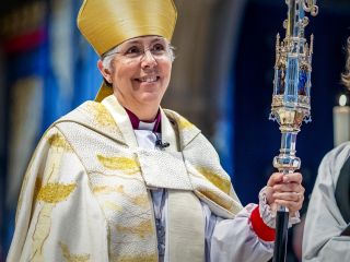 گلی فرانسیس دهقانی، پناهنده ایرانی‌تبار، در آستانه رهبری کلیسای انگلستان