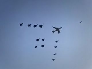 صحنه ای دیدنی از ورود هواپیمای ترامپ به آسمان قطر با حضور اسکورت‌ جنگنده‌های نظامی کشور میزبان او