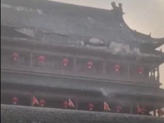 سقف برج ۶۰۰ ساله در شرق چین جلوی چشم گردشگران فرو ریخت