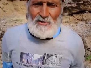 بالا رفتن پیرمرد ۷۰ ساله ایرانی از صخره ۴۰ متری با یک جفت چکمه پلاستیکی