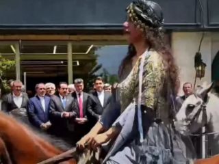 حضور زنان اسب‌سوار در استقبالی رسمی در سنندج، خبرساز شد