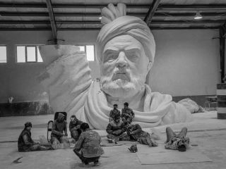 مجسمه‌ فردوسی هرگز نصب نشد زیرا مذهبی ها گفتند هیچ نمادی نباید بالاتر از گنبد امام هشتم باشد