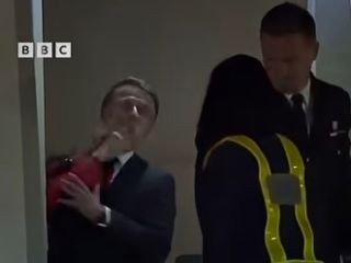 آیا در این ویدیو همسر امانوئل مکرون به صورت او ضربه می‌زند؟