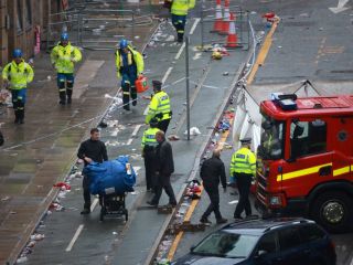 برخورد خودرو با هواداران تیم فوتبال لیورپول بیش از ۴۵ مجروح بر جای گذاشت
